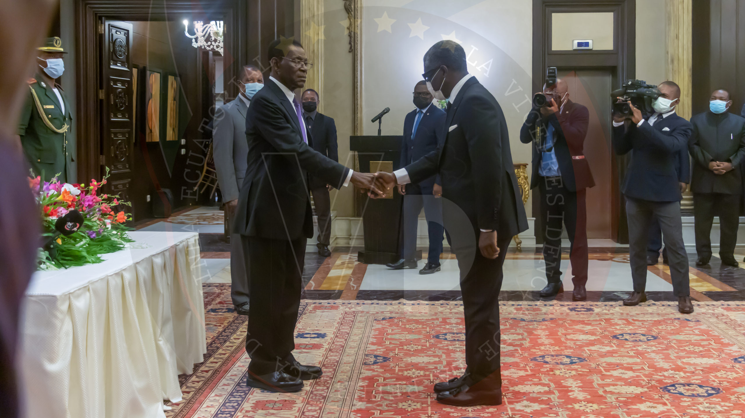 El vicepresidente de la República estrechando la mano al Jefe de Estado