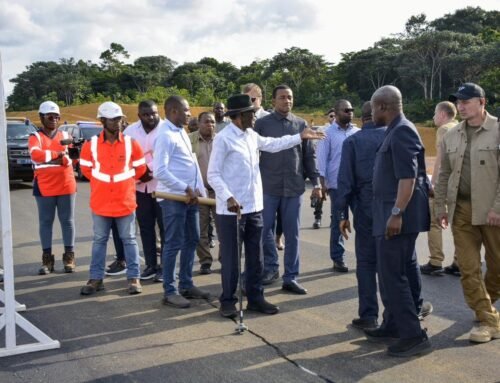 El Jefe de Estado visita la obra de construcción de una tribuna en Nvan